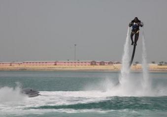 Flyboard esibizione nei pressi della riva