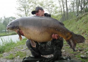 Pesca alla carpa cuoio foto al laghetto