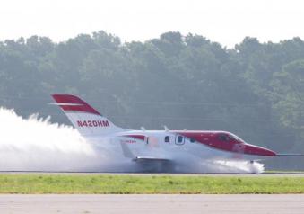 Velivolo HondaJet in fase di atterraggio