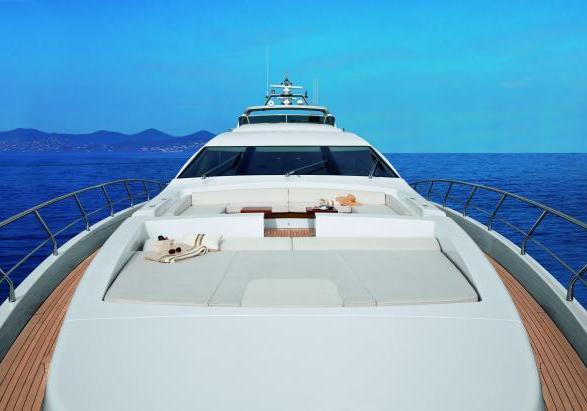 Azimut Grande 120SL sunbathing area