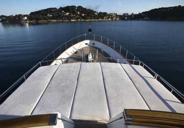 Benetti Mizar prua