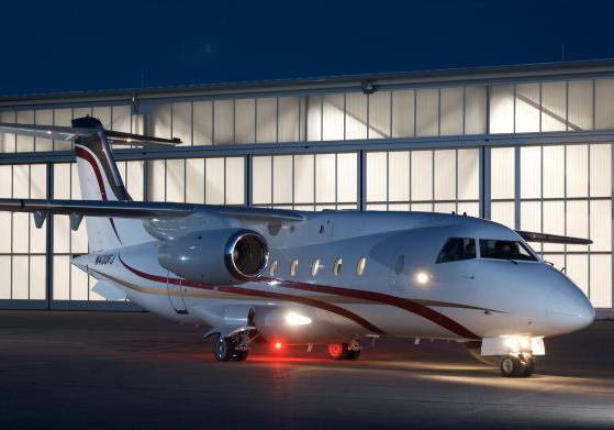 Yacht and Jet Life jet privato in hangar